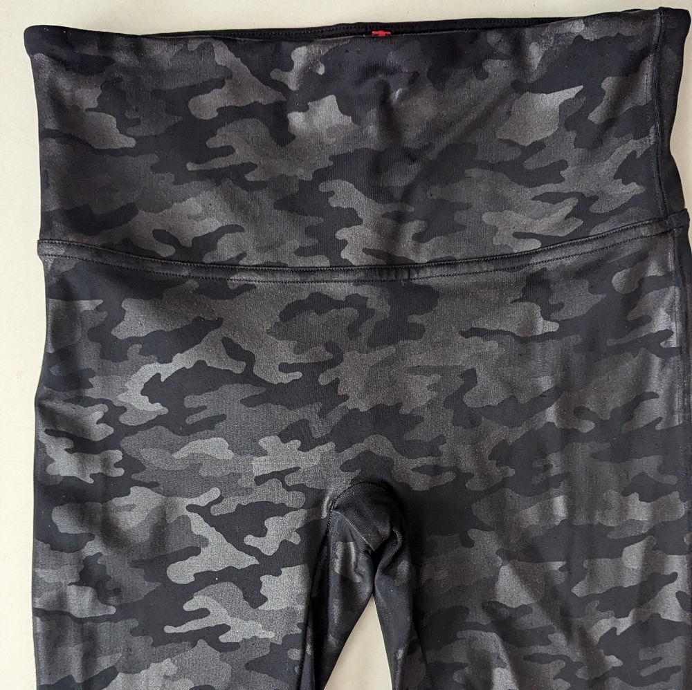 SPANX Faux Leather Camo Leggings Size Medium Petite - Picture 5 of 12